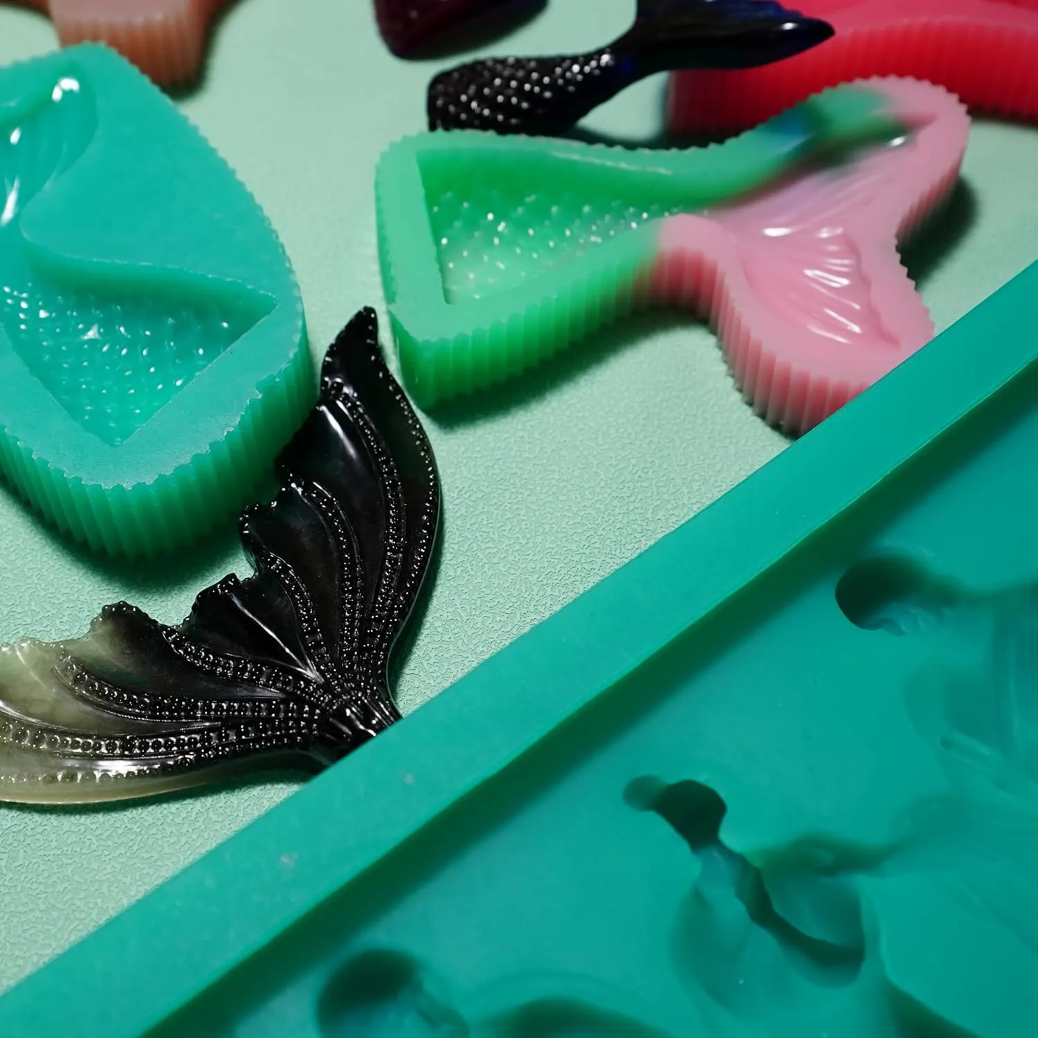 BBDINO Silicone Mold Making Kit, Super Elastic Jade Green Silicone, 1Gallon/140.8Oz, Ideal for Casting 3D Resin Molds & Silicone Molds, 1A:1B Mix Ratio